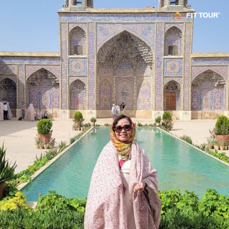 Cô Hằng khám phá thánh đường Nasir Al Mulk Shiraz ở Iran