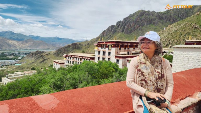 Cô Ni ghé thăm Tu viện Sera ở Tây Tạng