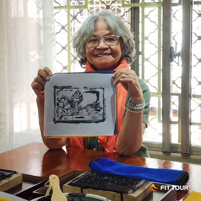 Cô Ni tìm hiểu về văn hoá tranh Thangka
