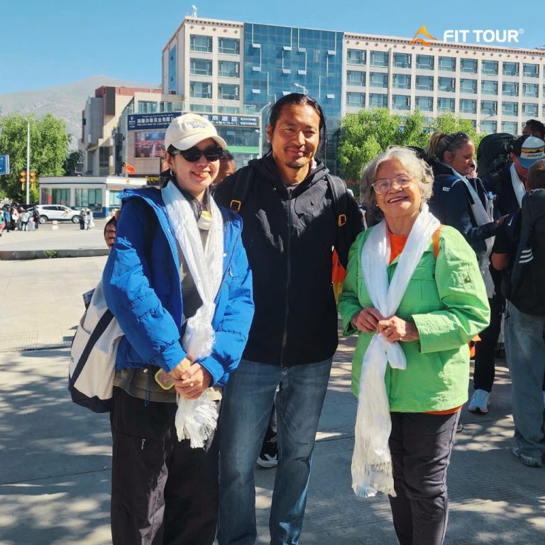 Cô Ni và chị Trang chụp cùng nhau tại Lhasa