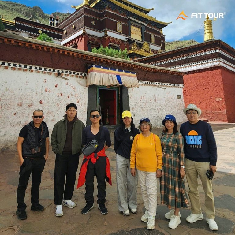 Đoàn FIT Tour ghé thăm tu viện Ganden