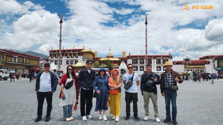 Đoàn FIT Tour cùng cô Ni tại đền Jokhang ở Lhasa