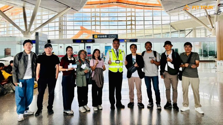 Đoàn FIT Tour cùng cô Ni tại sân bay Lhasa Gonggar