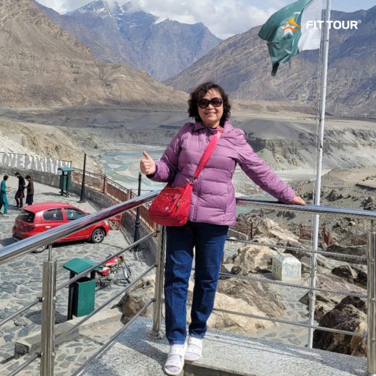 Đường Korakoram với view sông Hunza