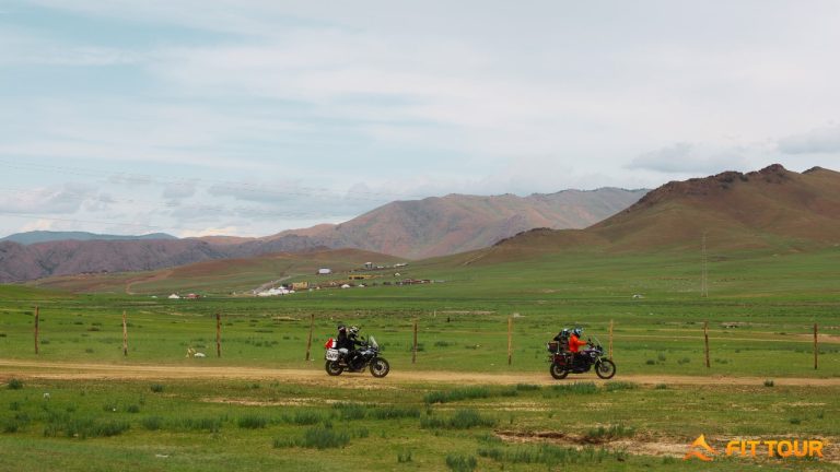 Hai biker chinh phục thảo nguyên xanh mướt của Công viên quốc gia Terelj – cung đường lý tưởng cho những ai đam mê khám phá bằng mô tô địa hình tại Mông Cổ