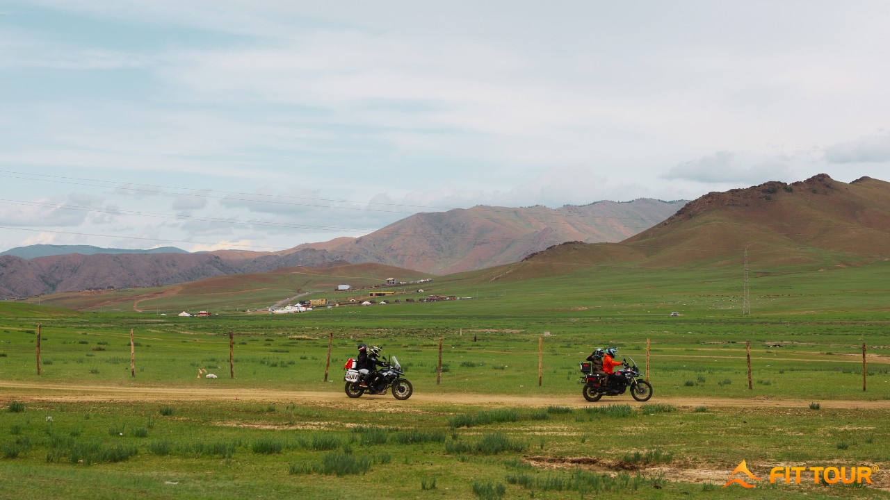 Hai biker chinh phục thảo nguyên xanh mướt của Công viên quốc gia Terelj – cung đường lý tưởng cho những ai đam mê khám phá bằng mô tô địa hình tại Mông Cổ