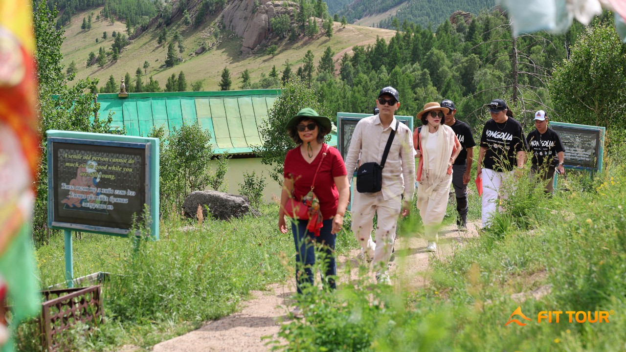 Du khách trekking băng qua lối mòn xanh mát để lên Tu viện Aryabal – một trong những tu viện nổi bật giữa công viên quốc gia Terelj, Mông Cổ. Cảnh sắc thiên nhiên nguyên sơ và không khí trong lành tạo nên trải nghiệm tâm linh đầy cảm hứng