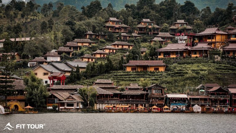 Toàn cảnh làng Ban Rak Thai soi bóng bên hồ nước yên bình, nổi bật với kiến trúc Trung Hoa cổ kính giữa núi rừng Mae Hong Son, Thái Lan