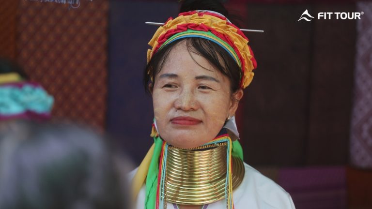 Chân dung người phụ nữ Karen cổ dài với vòng đồng truyền thống và khăn đội đầu rực rỡ tại làng Long Neck Karen, Mae Hong Son, Thái Lan