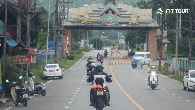 Đoàn mô tô di chuyển qua cổng thị trấn phong cách Thái trên cung đường khám phá Chiang Mai