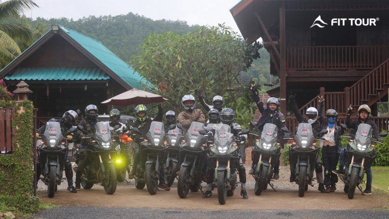 Đội biker xếp hàng trước homestay gỗ ở Chiang Mai, sẵn sàng khởi hành hành trình motor trip