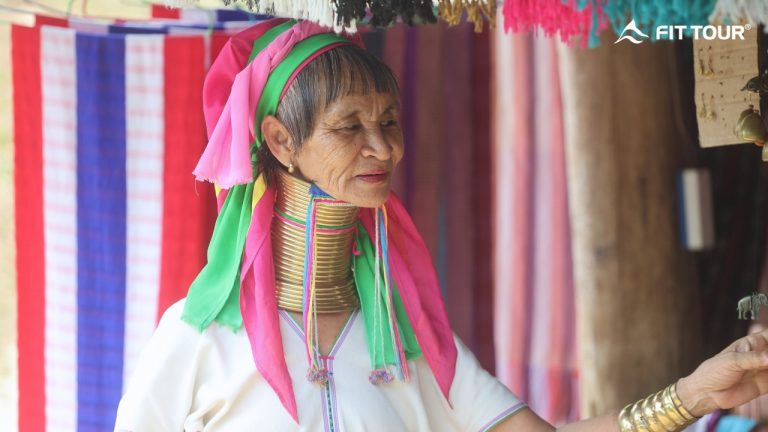 Chân dung cụ bà người Karen cổ dài với vòng đồng truyền thống, nụ cười hiền hậu tại làng Long Neck Karen, Mae Hong Son, Thái Lan