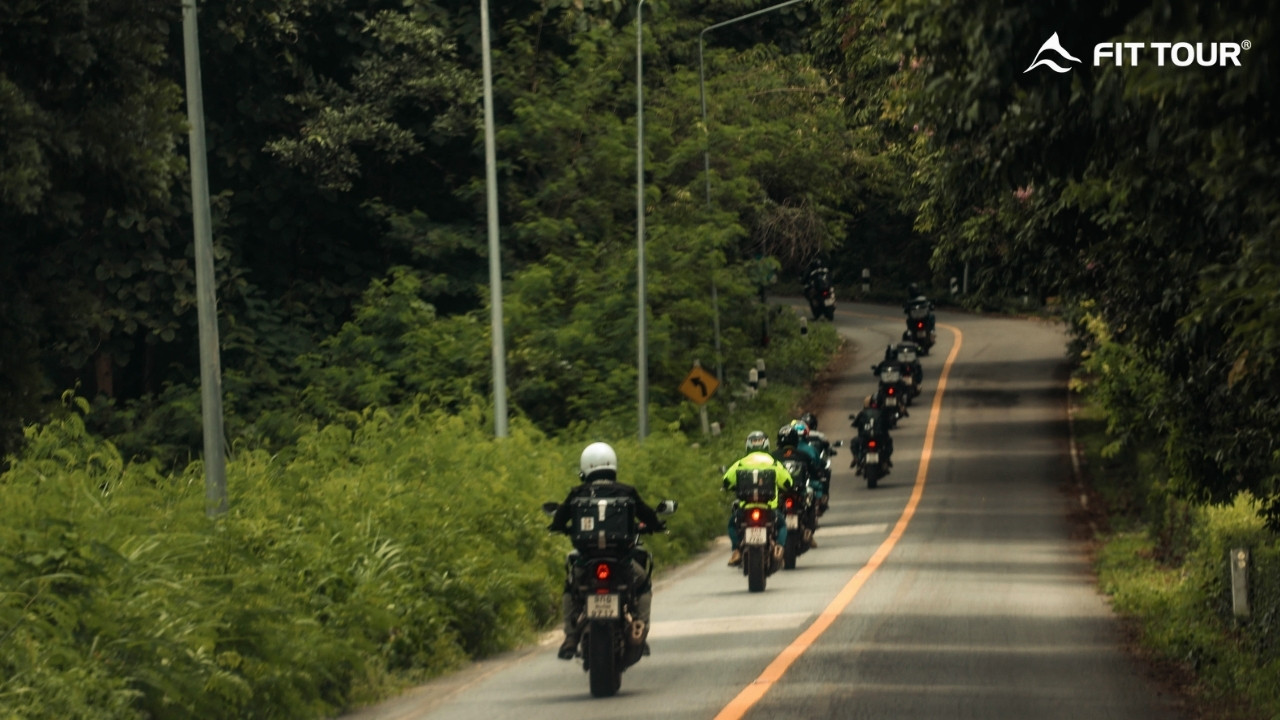Đoàn motor FIT TOUR di chuyển đều hàng trên cung đường xuyên rừng uốn lượn tại PAI – Mae Hong Son, nổi bật giữa khung cảnh thiên nhiên hoang sơ miền Bắc Thái Lan