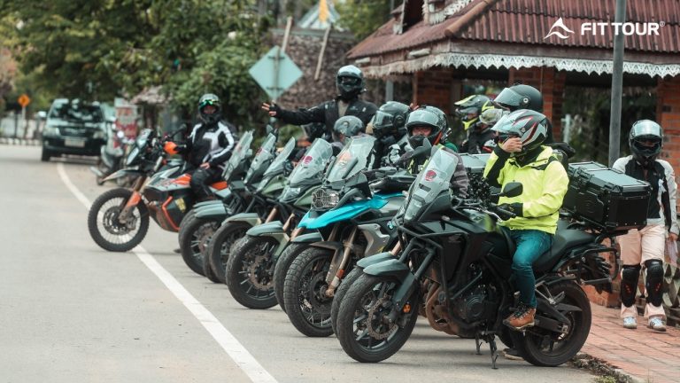 Các thành viên FIT TOUR chuẩn bị xuất phát hành trình motor chinh phục cung đường đèo huyền thoại Mae Hong Son Loop, xe phân khối lớn xếp hàng gọn gàng, sẵn sàng chinh phục