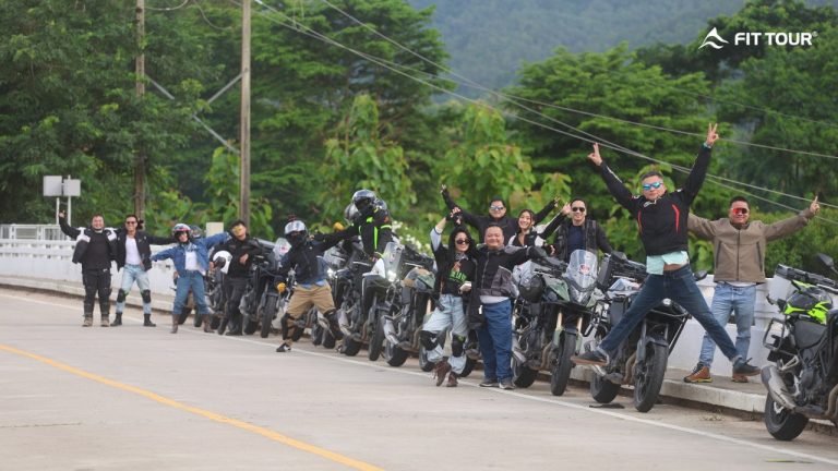 Đoàn du lịch mô tô Thái Lan cùng FIT Tour chụp ảnh kỷ niệm trên cầu, không khí sôi động và tràn đầy năng lượng