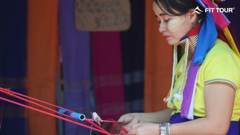 Người phụ nữ Karen cổ dài chăm chú dệt vải truyền thống, khoác trên mình trang phục rực rỡ tại làng Long Neck Karen, Mae Hong Son, Thái Lan