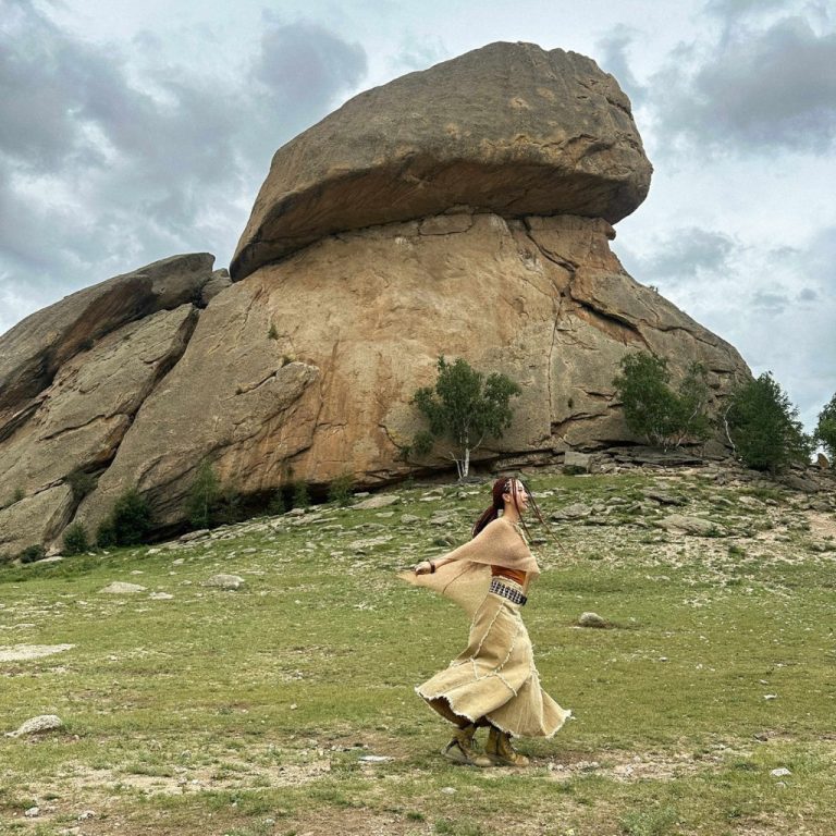 Quỳnh Anh Shyn trong hành trình Mông Cổ, vui đùa dưới núi Turtle Rock – biểu tượng thiên nhiên độc đáo