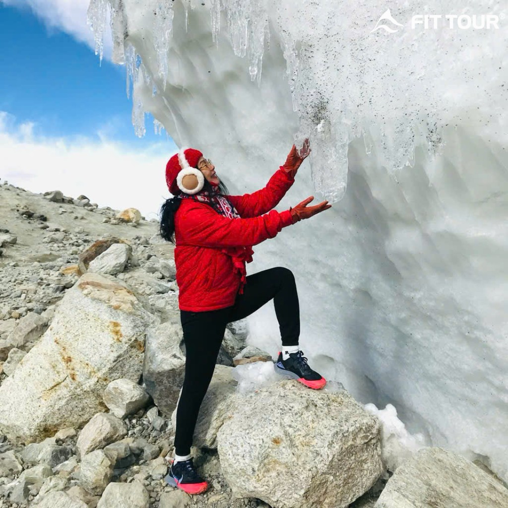 Du khách FIT Tour trải nghiệm chạm tay vào khối băng tuyết khổng lồ trong hành trình road trip Tân Cương