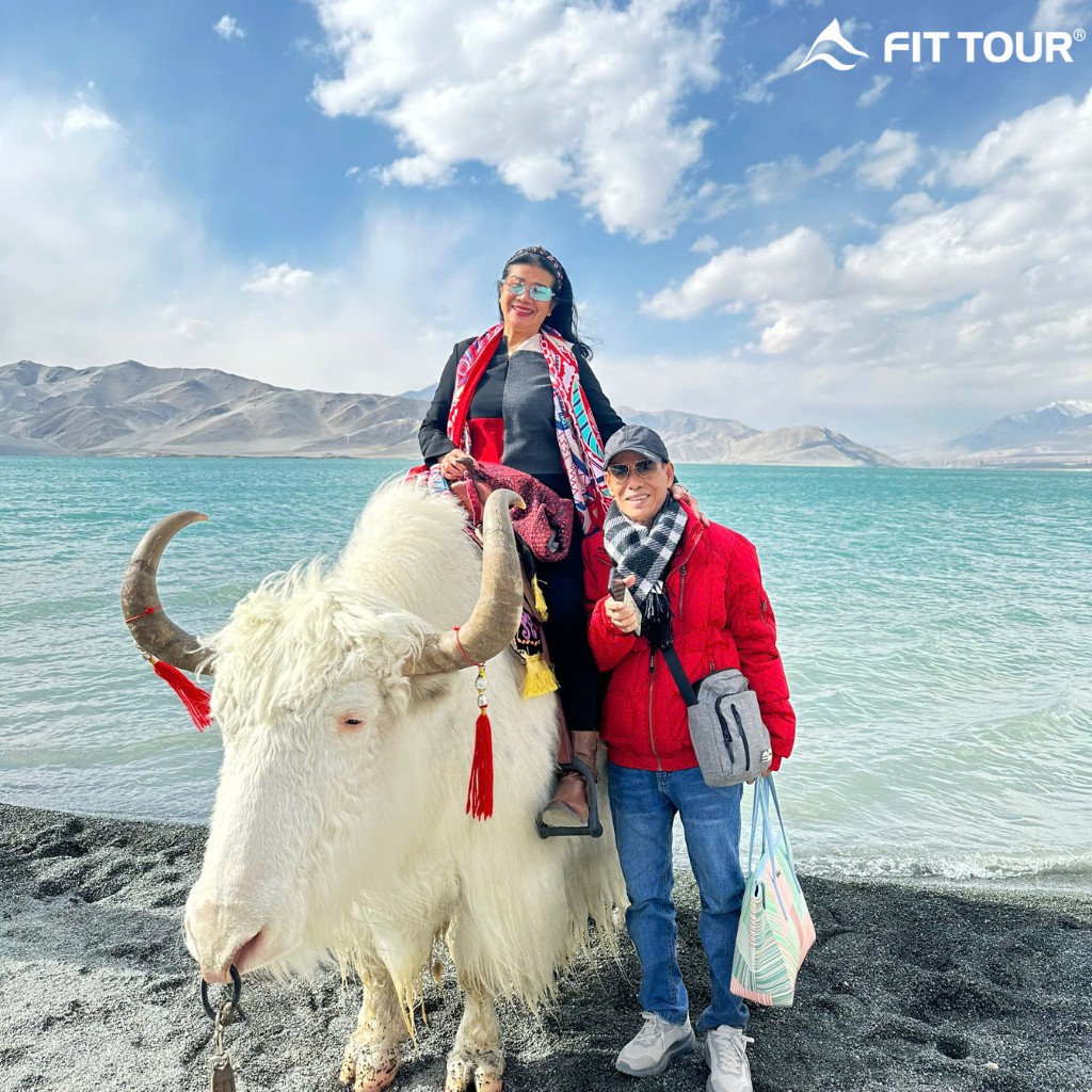 Du khách FIT Tour cưỡi bò yak bên bờ Hồ Bạch Sa xanh ngọc, tận hưởng không khí trong lành giữa thiên nhiên hùng vĩ