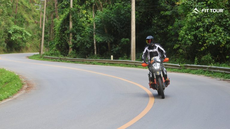 Tay lái mô tô di chuyển qua khúc cua đẹp tại Thái Lan, trải nghiệm cung đường uốn lượn cùng FIT Tour