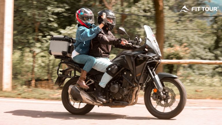 Du khách trong đoàn motor FIT TOUR check-in khi di chuyển trên cung đường đèo PAI – Mae Hong Son, Chiang Mai, Thái Lan