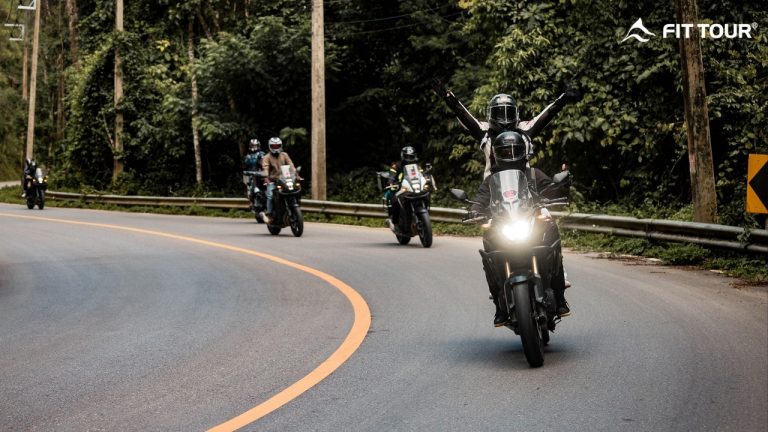 Một đoàn xe motor FIT TOUR đầy năng lượng băng qua cung đường đèo nổi tiếng Mae Hong Son giữa thiên nhiên hùng vĩ của Chiang Mai, Thái Lan