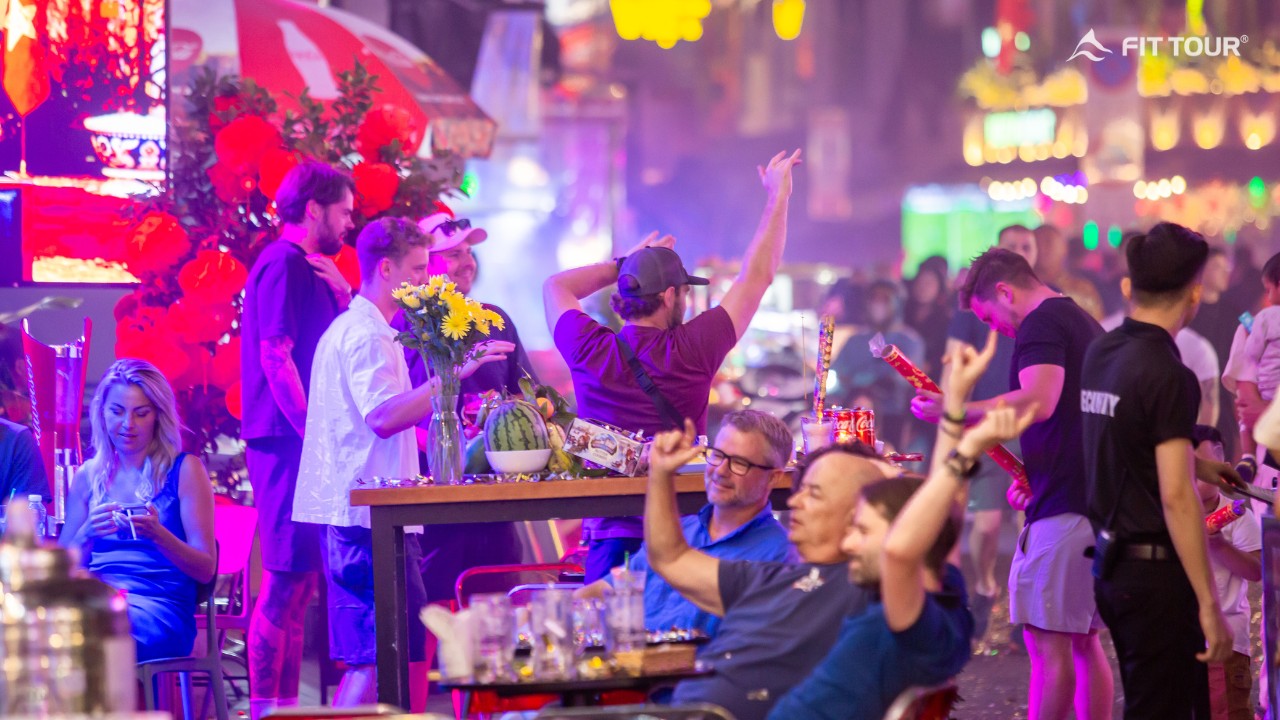 Du khách vui chơi và thưởng thức bia tại quán bar ngoài trời trên phố đi bộ Bùi Viện