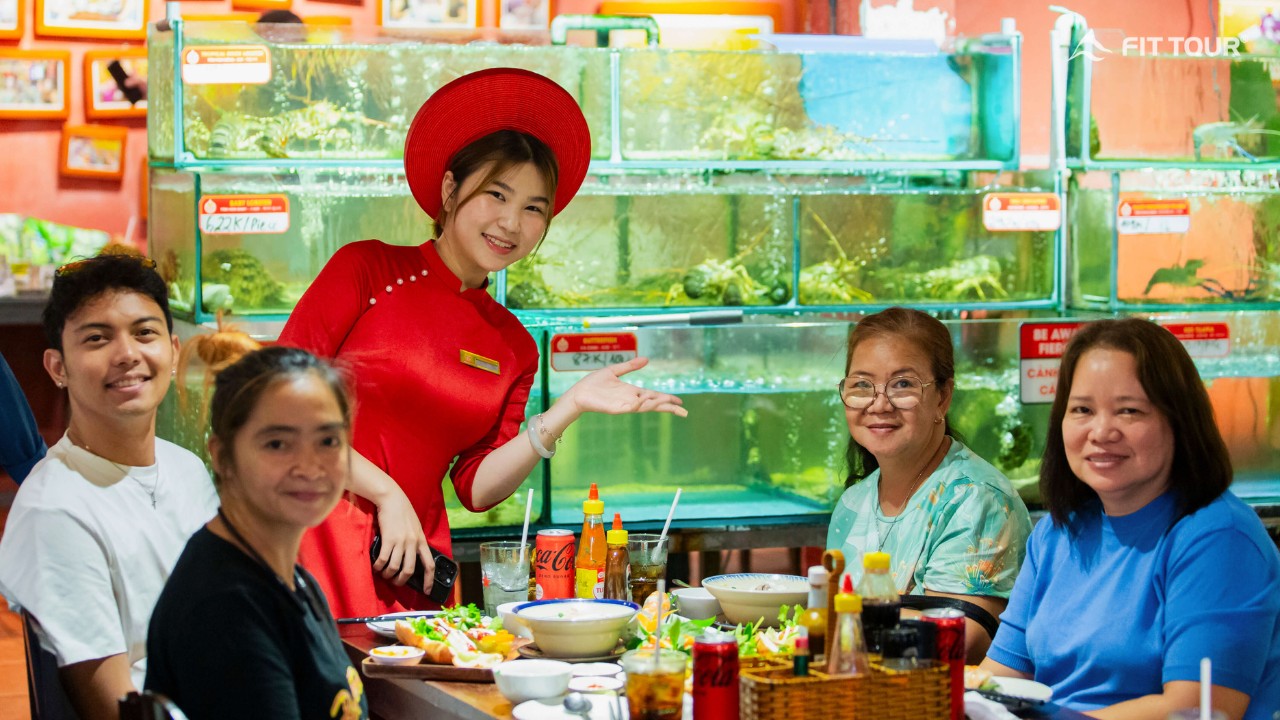 Du khách thưởng thức hải sản tươi sống tại nhà hàng trên phố đi bộ Bùi Viện, không khí sôi động và ấm cúng
