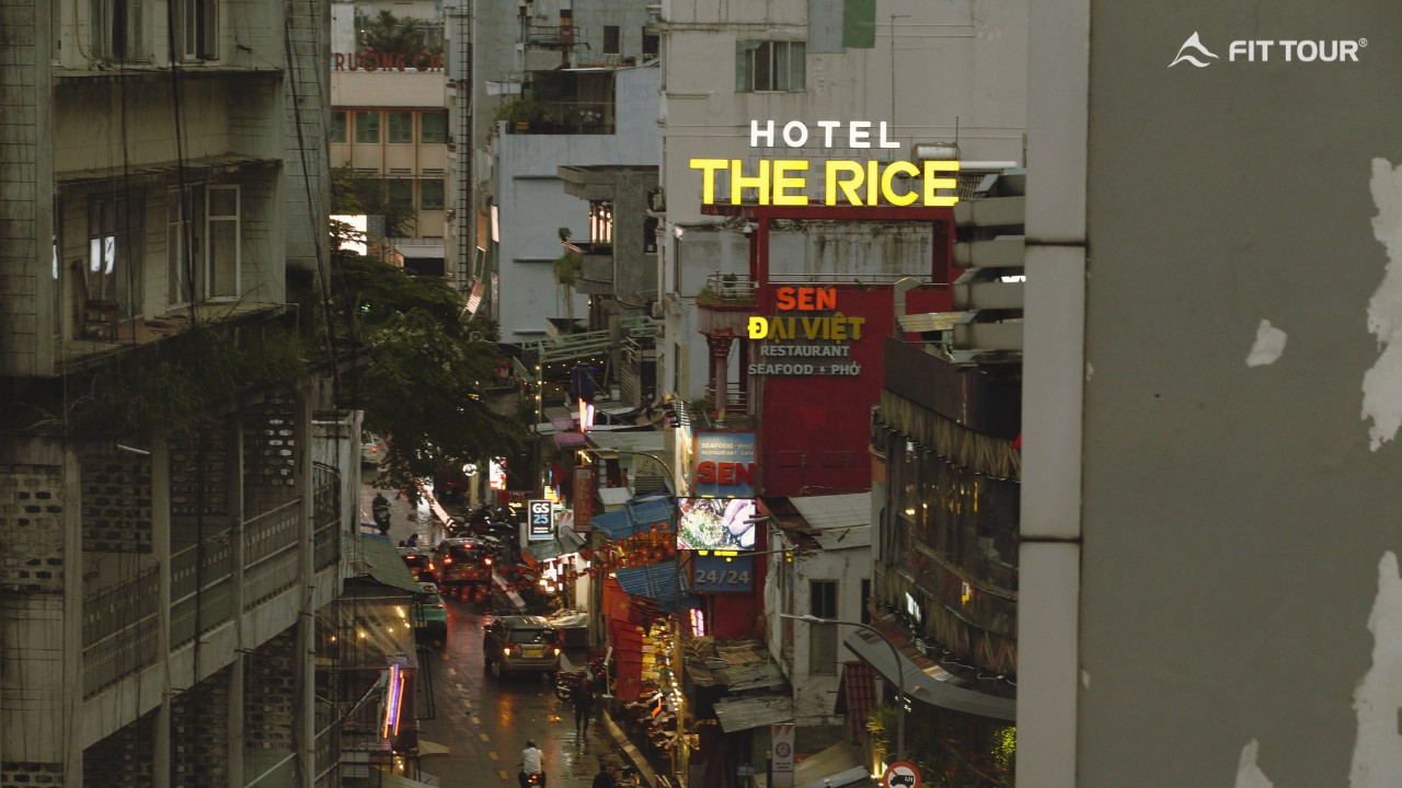 Toàn cảnh mặt tiền The Rice Hotel nhìn ra phố đi bộ Bùi Viện, vị trí trung tâm thuận tiện cho du khách khám phá