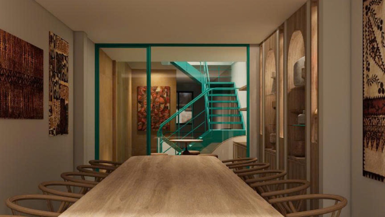 Design of FIT TOUR’s meeting room – long wooden table alongside the modern green staircase