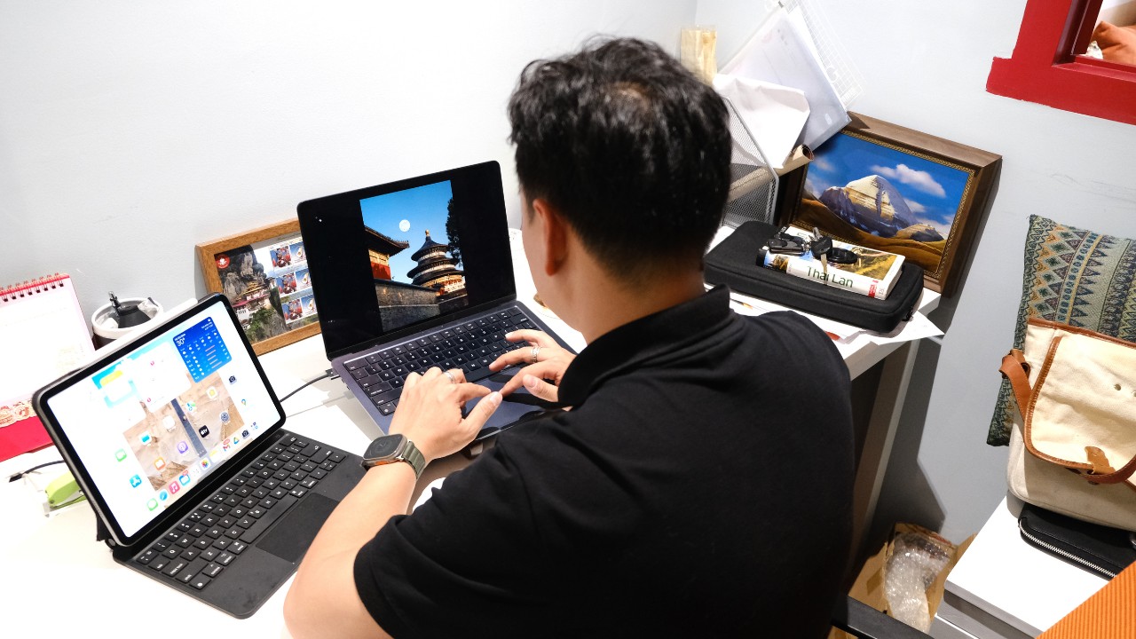 Personal workspace at FIT TOUR’s office – inspiring with travel books, iPad, and laptop setup
