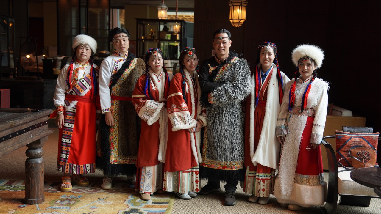 Một nhóm thành viên VCAM trong trang phục truyền thống Tây Tạng tại khu nghỉ dưỡng Club Med Lijiang, thể hiện tinh thần hòa nhập văn hóa và trải nghiệm độc đáo trong chuyến company trip Trung Quốc.