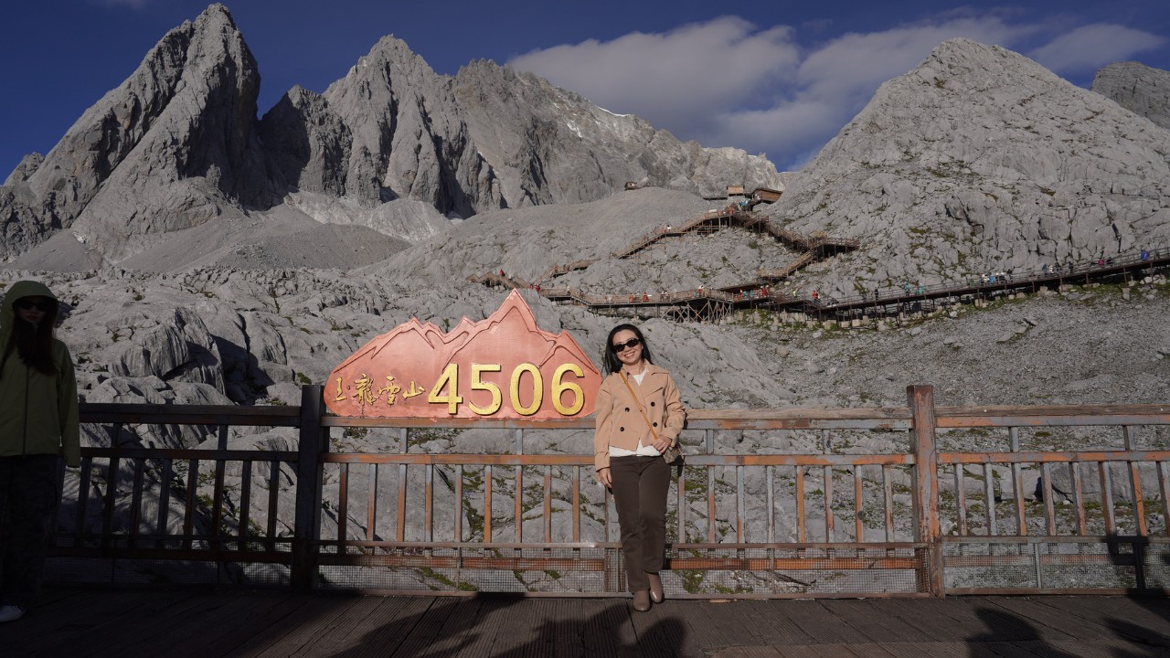 Một thành viên đoàn VCAM check-in tại đỉnh cáp treo Băng Xuyên ở độ cao 4.506m, Ngọc Long Tuyết Sơn – ngọn núi tuyết nổi tiếng của Lệ Giang, Trung Quốc.