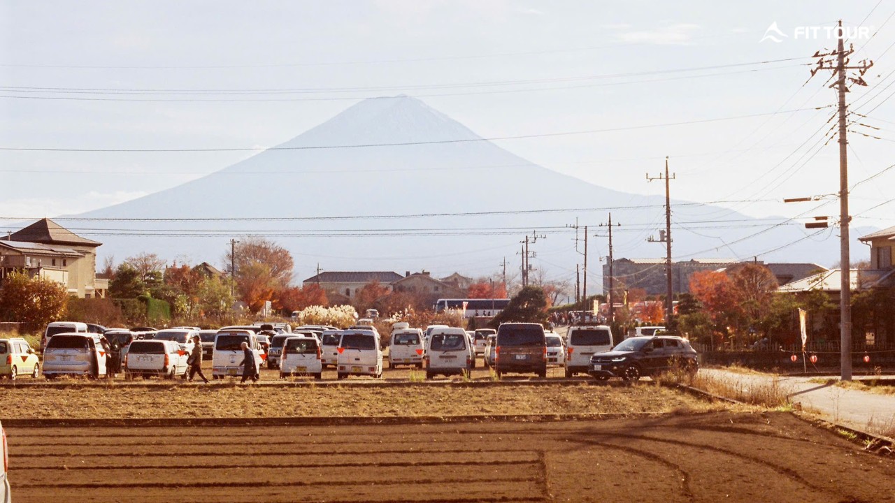 Góc nhìn núi Phú Sĩ rộng lớn từ khu vực thị trấn/bãi đỗ xe du lịch.
