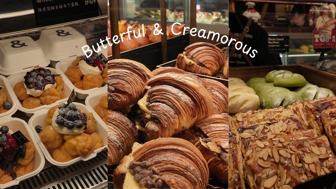 Quầy trưng bày bánh su kem việt quất và bánh sừng bò nướng giòn rụm tại Xintiandi