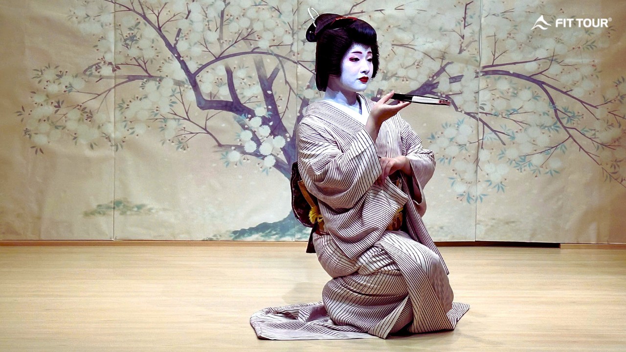 Nét đẹp văn hóa truyền thống qua màn biểu diễn múa quạt uyển chuyển của nàng Geisha (Maiko) trang điểm cầu kỳ.