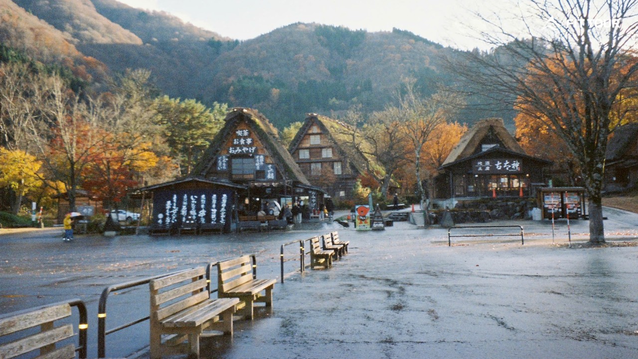 Cận cảnh khu nhà cổ Shirakawa-go sau cơn mưa, mang nét đẹp hoài cổ.