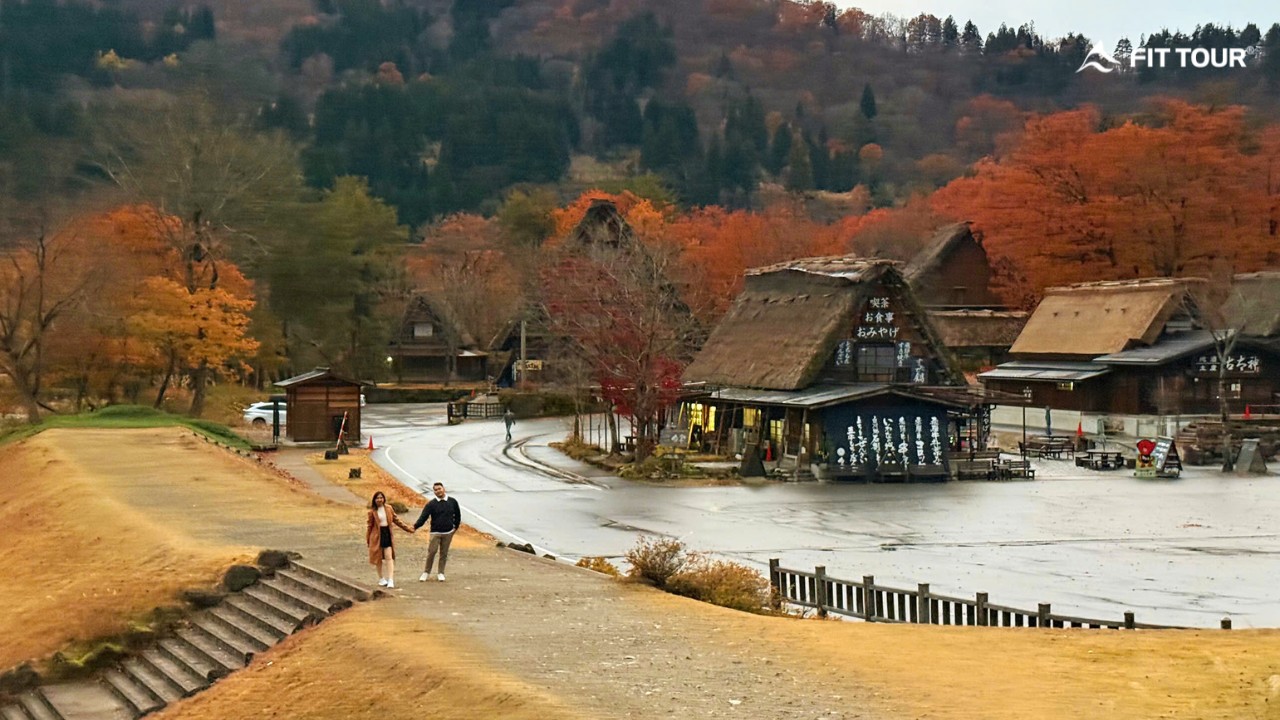 Khoảnh khắc lãng mạn của cặp đôi nắm tay nhau đi dạo trong ngôi làng cổ tích Shirakawa-go.