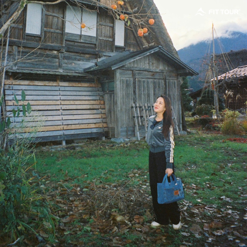 Khách hàng FIT Tour duyên dáng bên chùm hồng treo tại làng cổ Shirakawa-go.