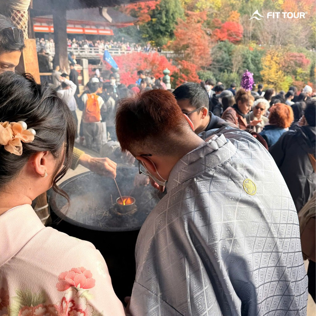 Du khách thắp hương cầu bình an tại lư hương lớn (Jokoro) trong khuôn viên chùa Kiyomizu-dera.