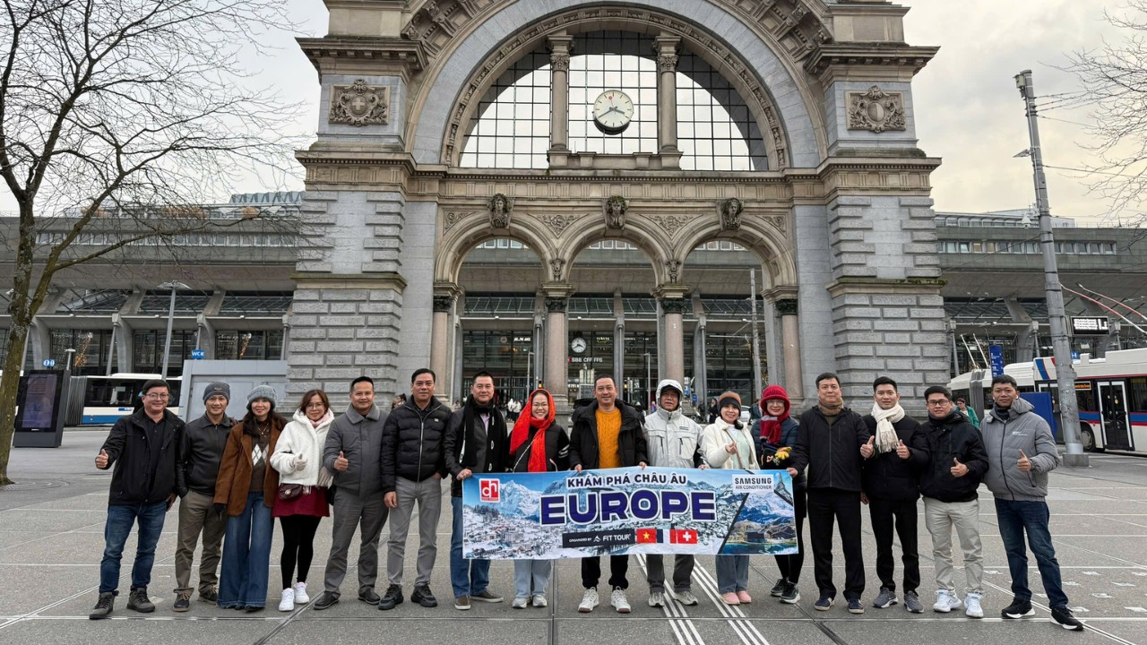 Các đại lý xuất sắc của Samsung Vietnam chụp ảnh tập thể trước kiến trúc nhà ga cổ điển tại Thụy Sỹ trong hành trình du lịch khen thưởng Châu Âu