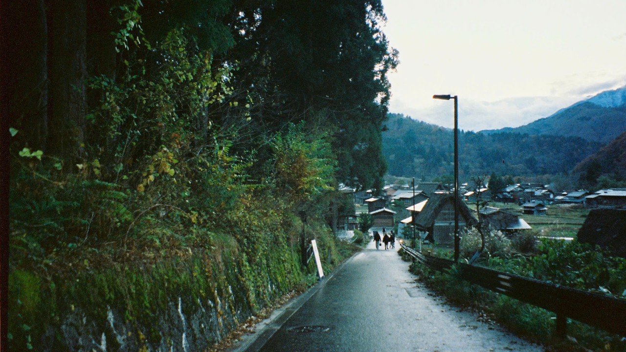 Con đường nhỏ yên tĩnh dẫn vào ngôi làng vùng núi Nhật Bản.