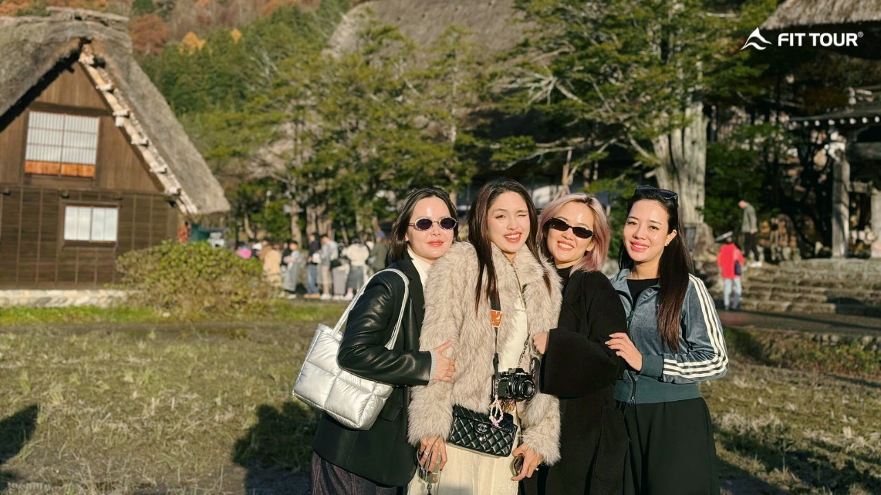 Nhóm bạn nữ tạo dáng "sang chảnh" và vui vẻ tại làng cổ Shirakawa-go mùa thu.