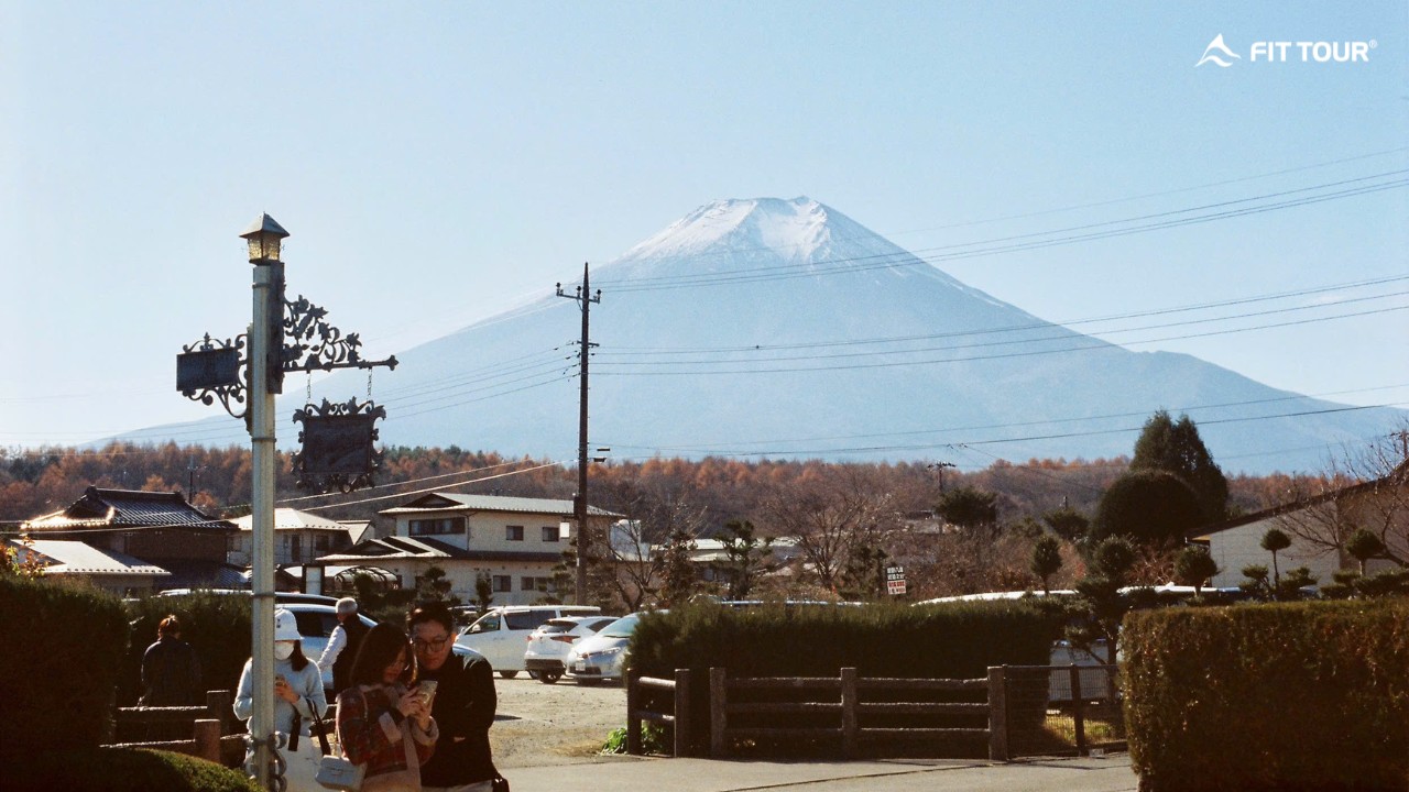 Núi Phú Sĩ phủ tuyết trắng hùng vĩ trên nền trời xanh (góc chụp rõ nét).