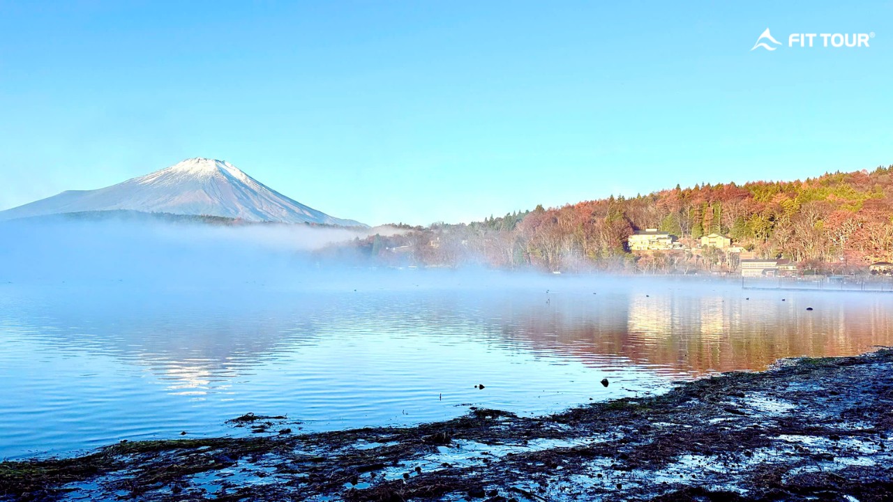 Khung cảnh núi Phú Sĩ soi bóng mặt hồ Kawaguchi với lớp sương mù buổi sớm bay là là mặt nước cực kỳ huyền ảo.