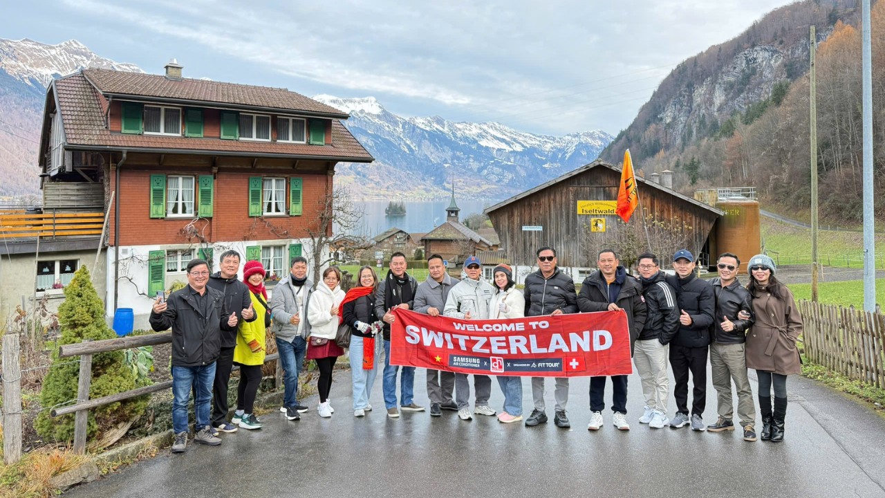 Đoàn khách Incentive Samsung Vietnam check-in với băng rôn "Welcome to Switzerland" tại ngôi làng Iseltwald thơ mộng bên hồ Brienz, Thụy Sỹ