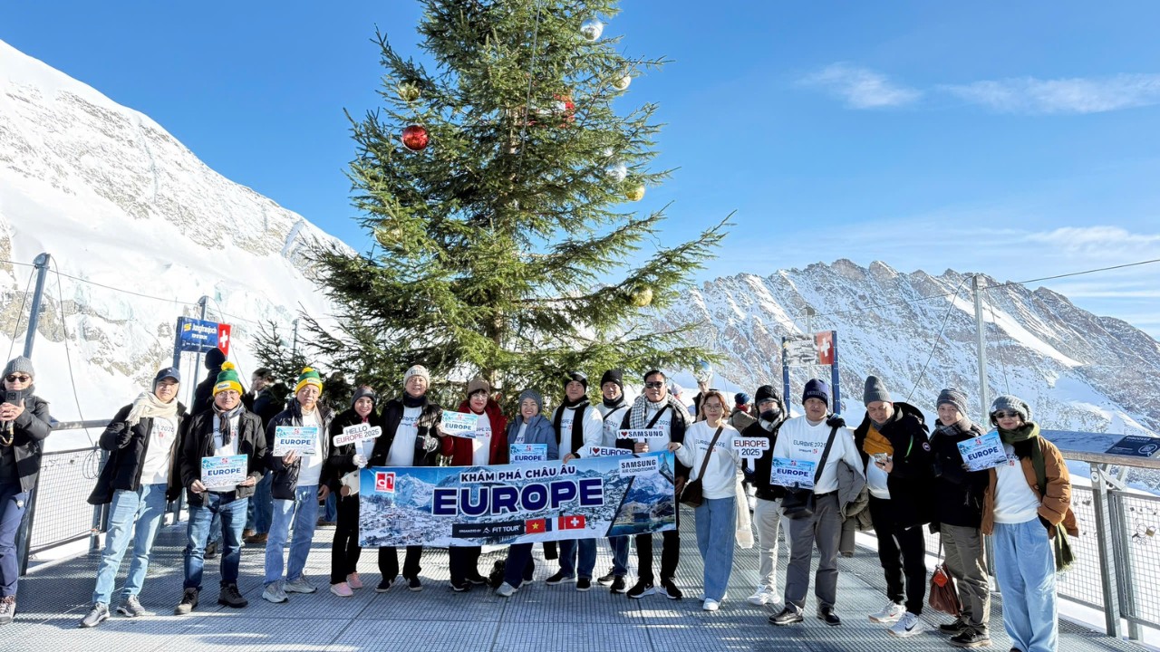Đoàn đại lý Samsung Vietnam chụp ảnh lưu niệm với băng rôn "Khám phá Châu Âu - Europe" trên đỉnh núi tuyết tại Thụy Sỹ trong chuyến Incentive Tour do FIT Tour tổ chức
