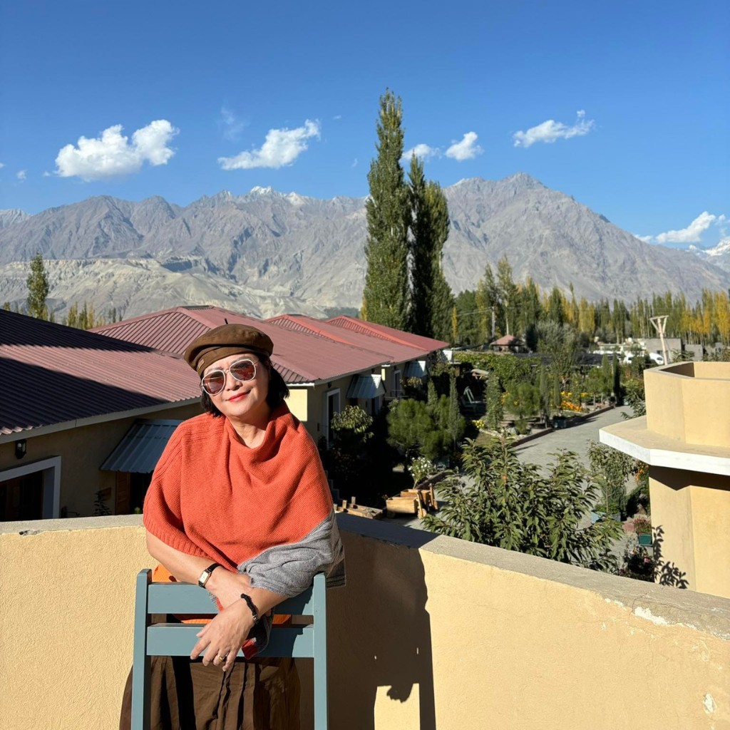 Chị Thuý tận hưởng không gian hùng vĩ từ ban công tại vùng núi Pakistan cao nguyên.