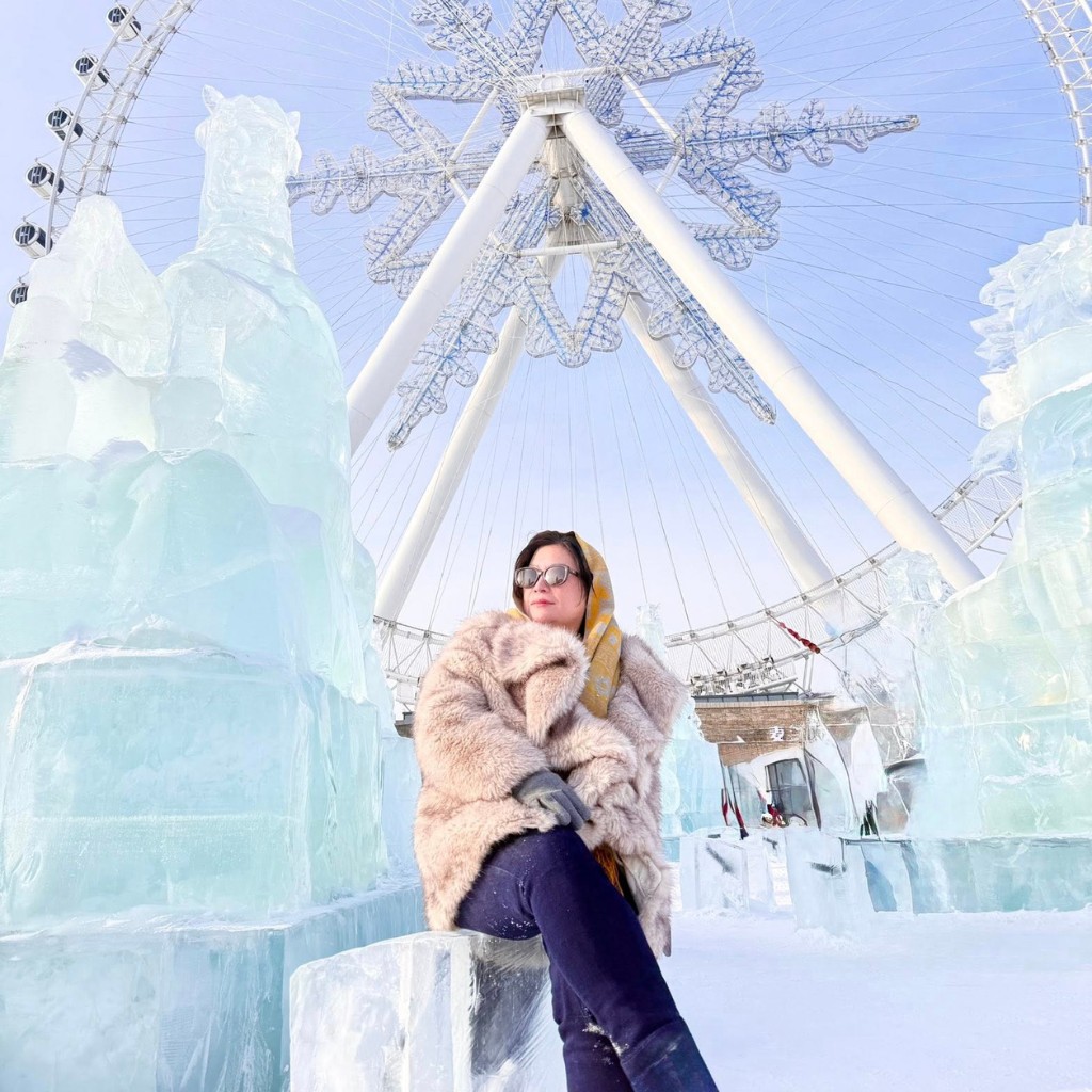 Khoảnh khắc tĩnh lặng của chị Thuý tại thế giới băng tuyết Cáp Nhĩ Tân cùng FIT Tour.