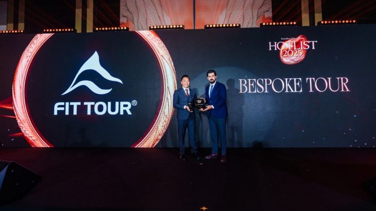 Đại diện FIT Tour, CEO Max Vũ nhận cúp vinh danh hạng mục Bespoke Tour năm thứ 2 liên tiếp tại Gala HOTLIST Travellive Editors’ Pick 2025
